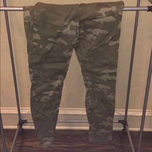 Skinny camo pants